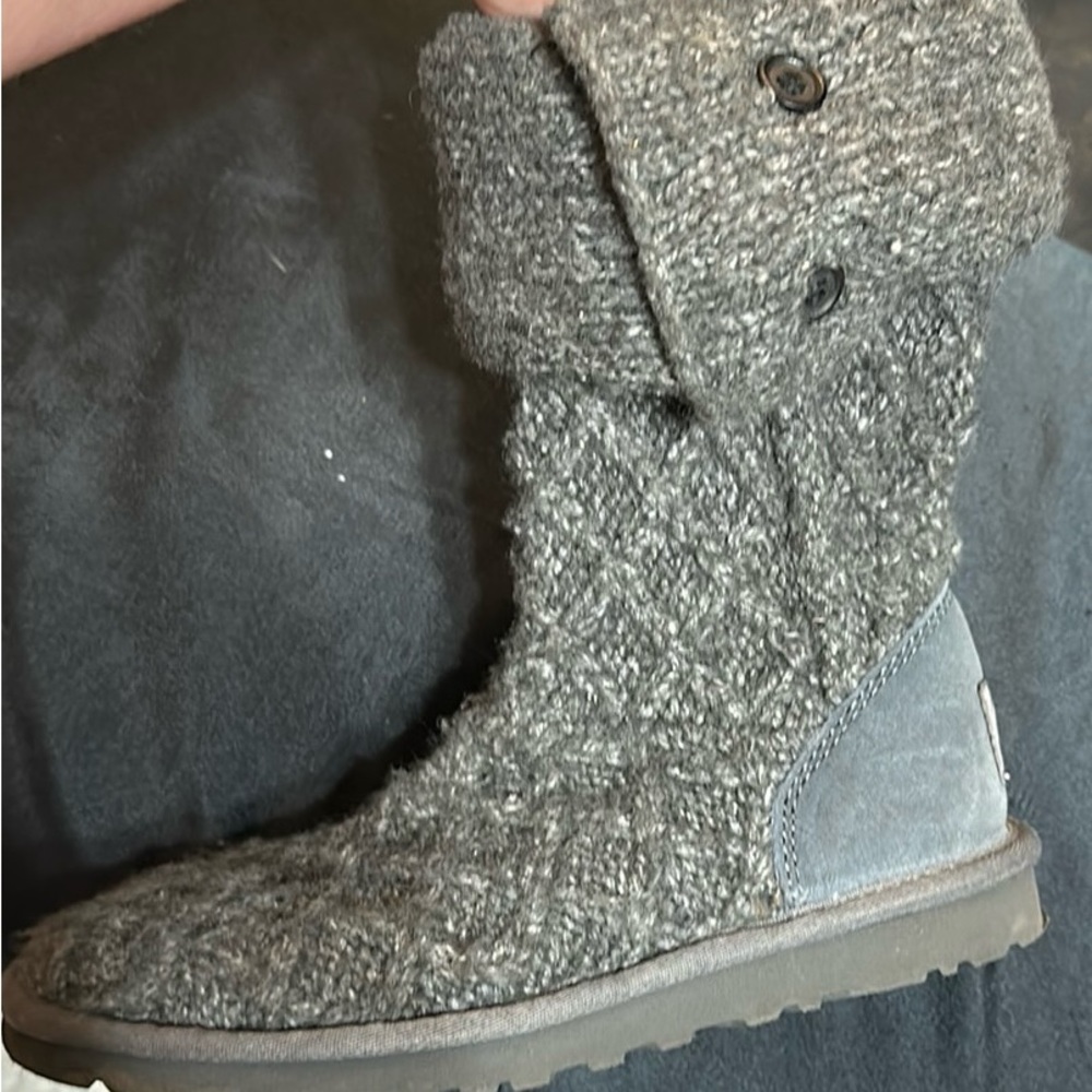 UGGS - Picture 4 of 4